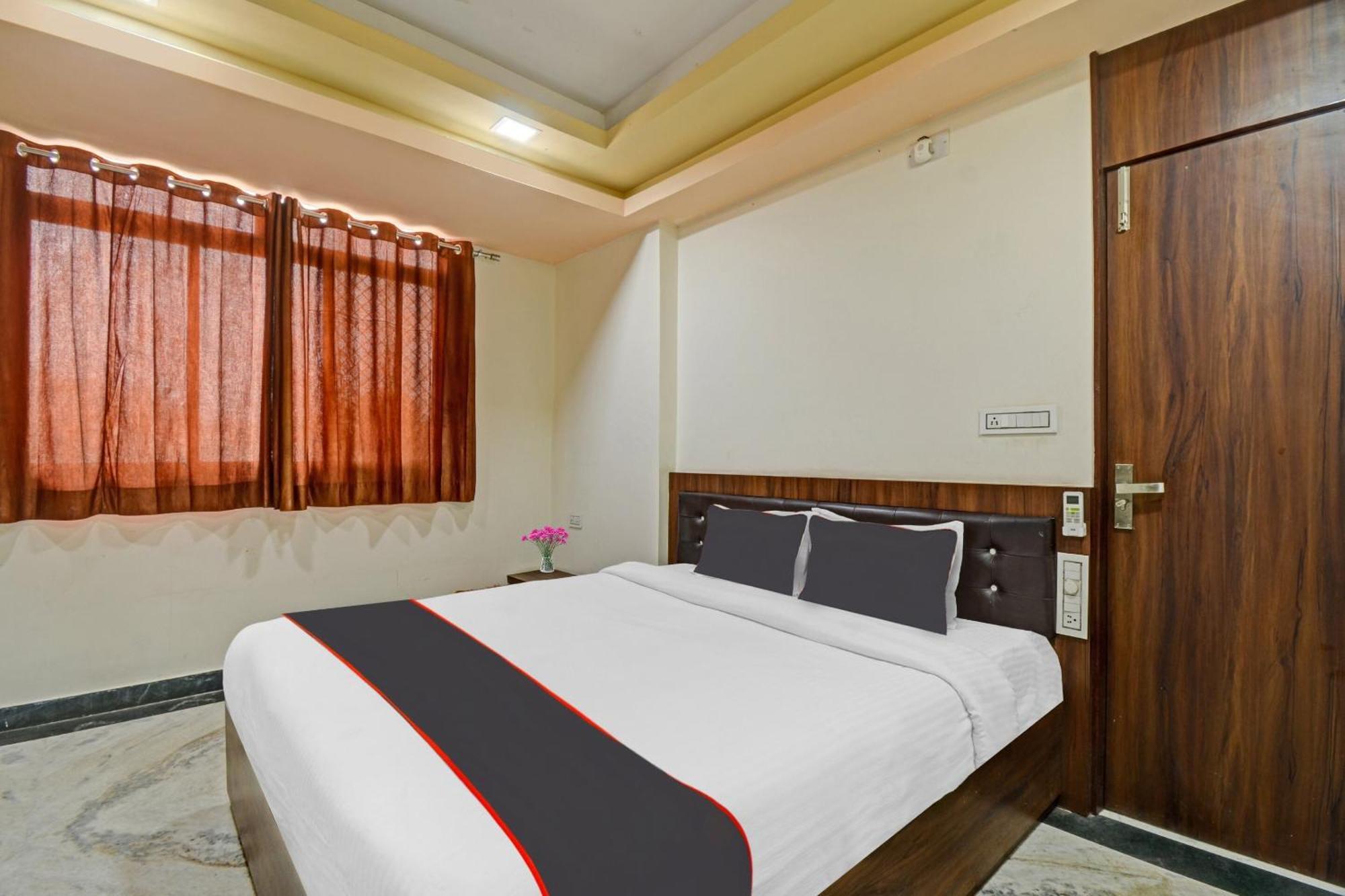 Collection O The Sunrise Hotel Удайпур Екстериор снимка