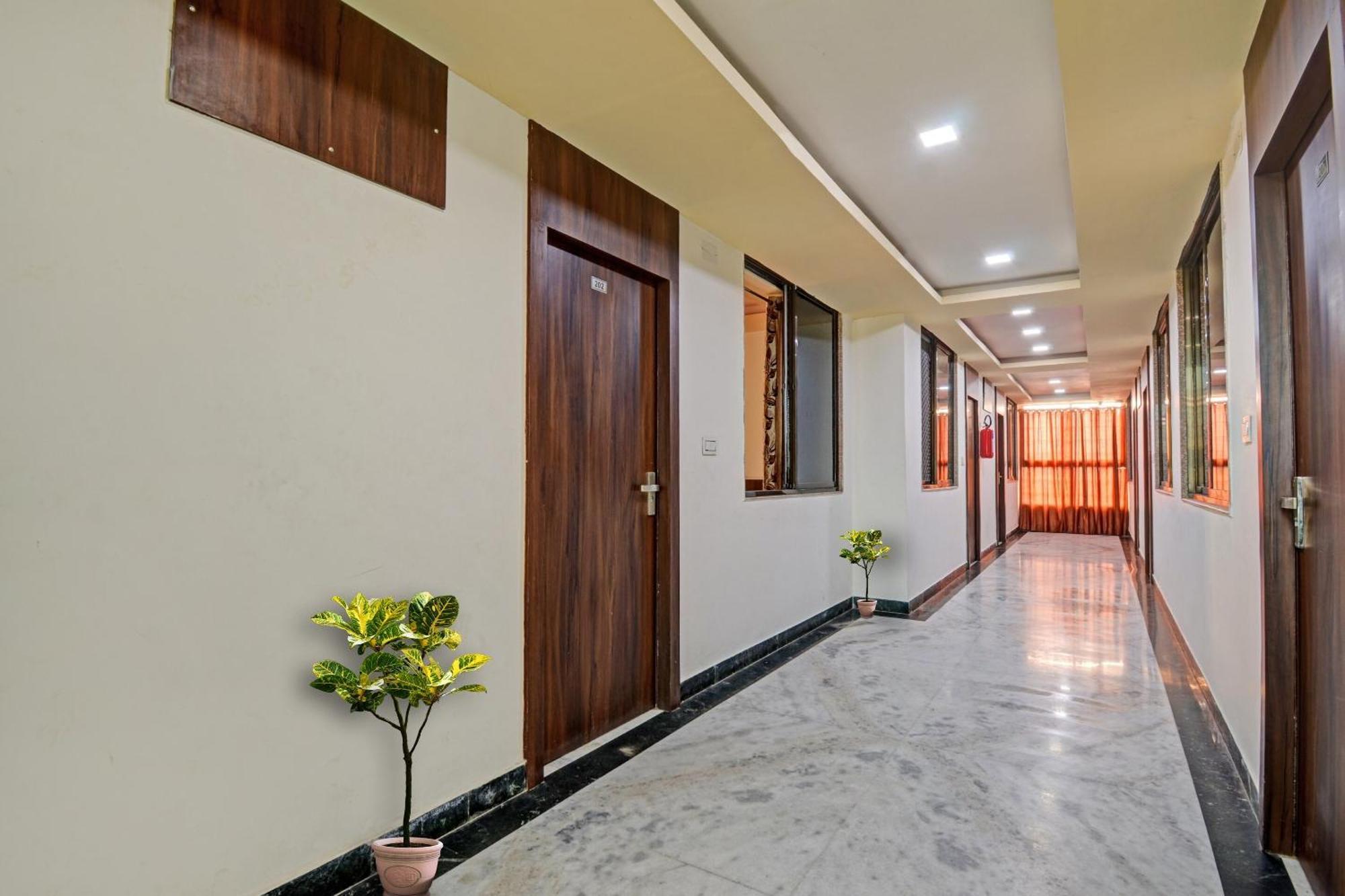Collection O The Sunrise Hotel Удайпур Екстериор снимка